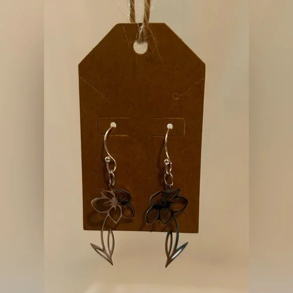 Elegant Floral Silver Tone Earrings - Picture 4 of 7